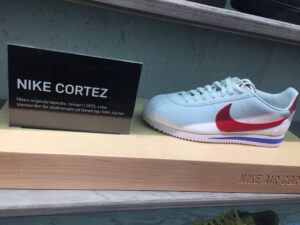 1972 Nike Cortez, por Ssu via Wikimedia Commons, bajo CC BY-SA 4.0