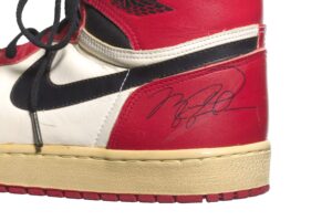 1985 Air Jordan 1s signature via wikimedia commons, bajo CC0 1.0