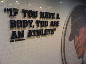 Bill Bowerman, co-fundador de Nike, por solapenna bajo CC BY 2.0