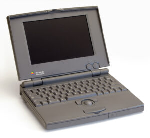 Powerbook 100 por Dana Sibera bajo CC BY 2.0