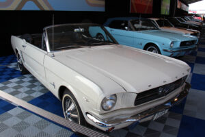 1964 Ford Mustang Convertible, por Cars Down Under bajo CC BY 2.0