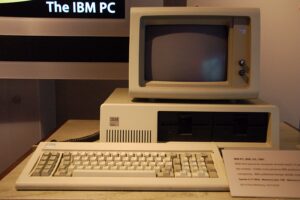 IBM PC 1981 por lespetitescases bajo CC BY 2.0