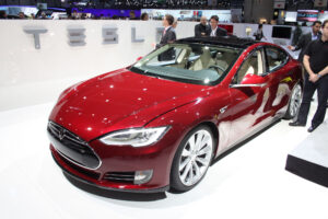 Tesla Model S 2012 por TheChargingPoint.com bajo CC BY-ND 2.0