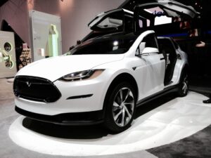 Tesla Model X 2015 por Don McCullough bajo CC BY 2.0