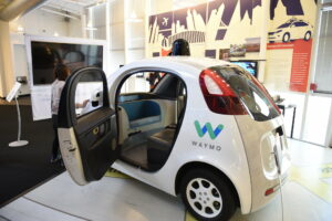 Waymo self-driving car, por Francisco Antunes bajo CC BY 2.0