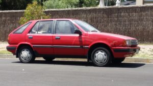 Hyundai Excel, por TuRbO_J vía Wikimedia Commons, bajo CC BY 2.0