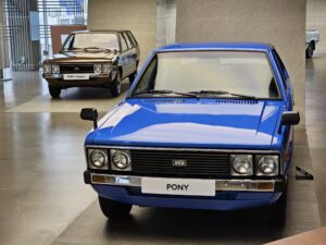 Hyundai Pony, por Damian B Oh vía Wikimedia Commons, bajo CC BY-SA 4.0