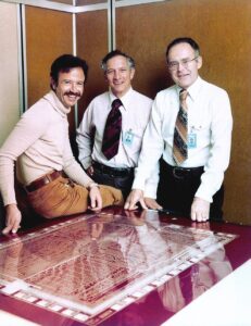 Andy Grove, Robert Noyce and Gordon Moore at Intel in 1978 por Dunk bajo CC BY 2.0