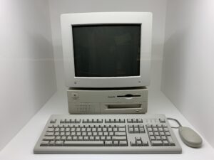 Power Macintosh 7100 por Benoît Prieur bajo CC0 1.0