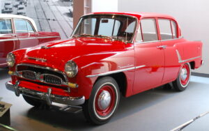 Toyota Crown 1957 por Mytho 88 vía Wikimedia Commons, bajo CC BY-SA 3.0