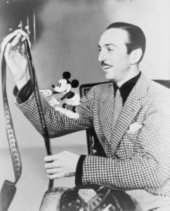 Walt Disney y Mickey Mouse, 1935, vía Wikimedia Commons, bajo CC0 1.0